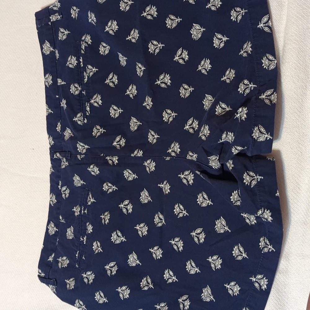 Old Navy womens size 16 navy floral print shorts 5" inseam 75 - Picture 3 of 4
